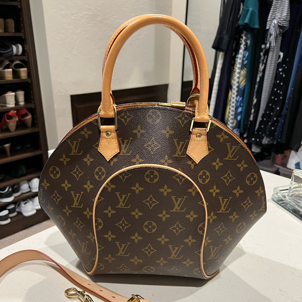 Immaculate! Louis Vuitton Ellipse MM comes w/Vachetta Adjustable Shoulder Strap